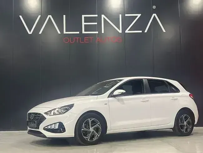 Usado Hyundai i30 120 CV (88 kW) 2024 Blanco Berlina