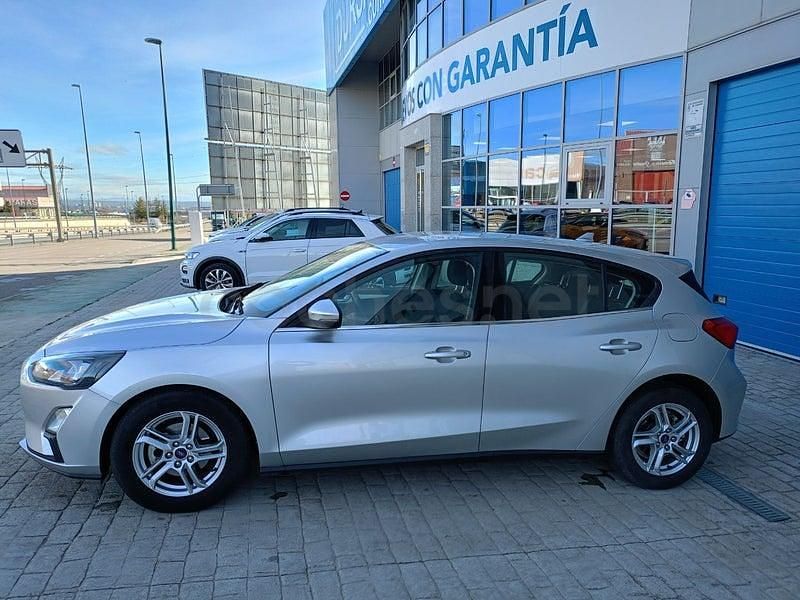 Usado Ford Focus Trend 125 CV (91 kW) 2021 Gris / plata Berlina