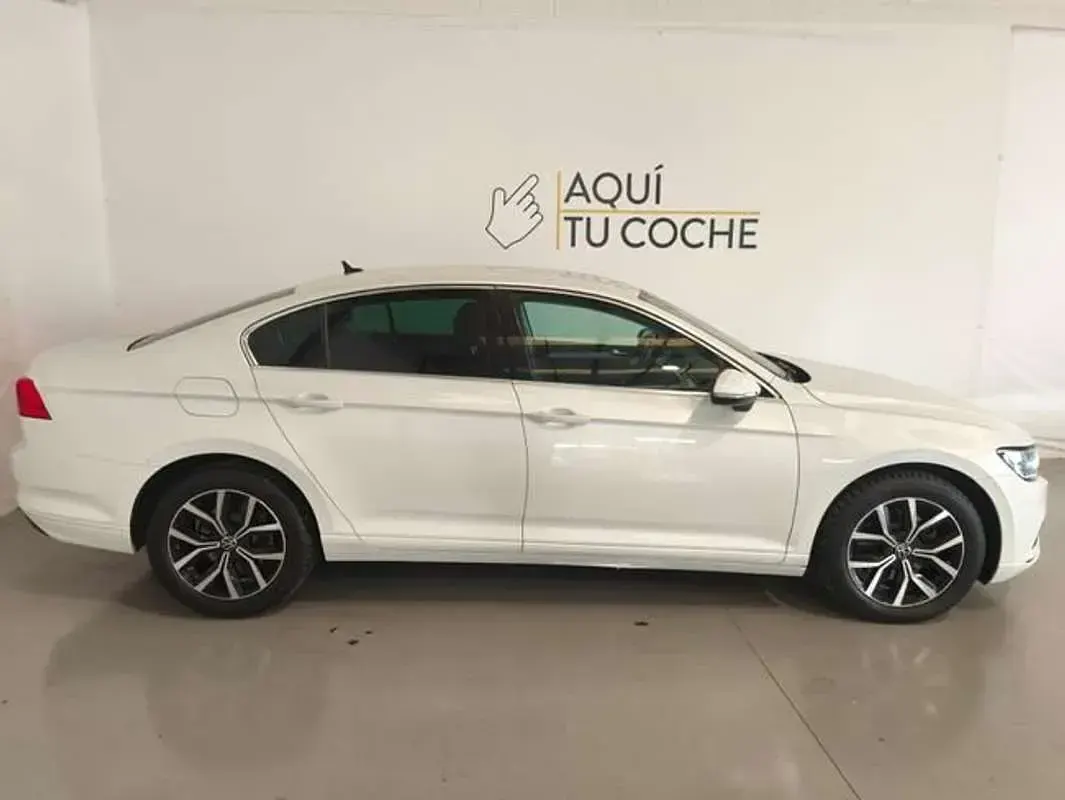 Usado VW Passat Executive 150 CV (110 kW) 2022 Blanco Familiar