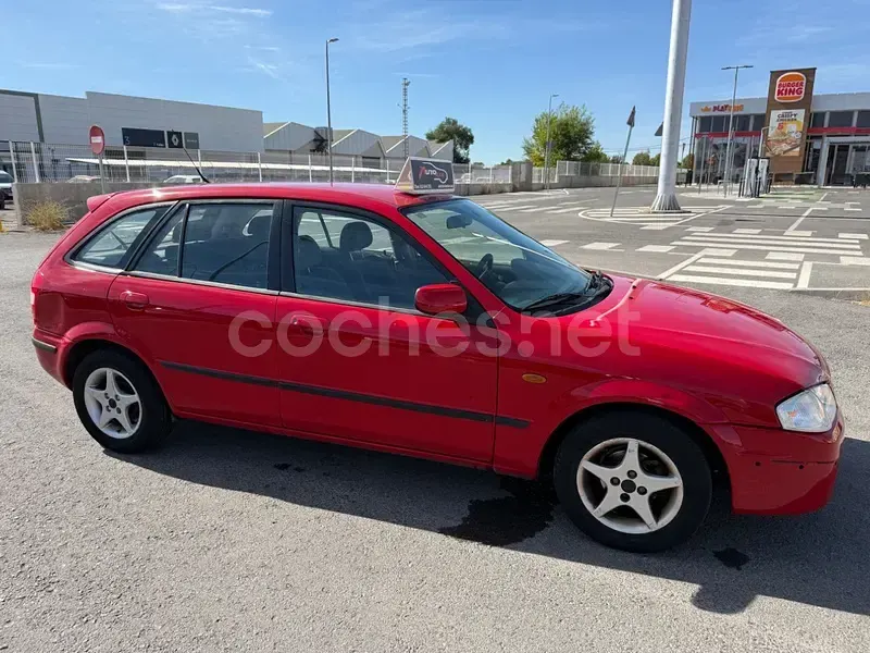 Usado Mazda 323 90 CV (66 kW) 1998 Rojo Berlina