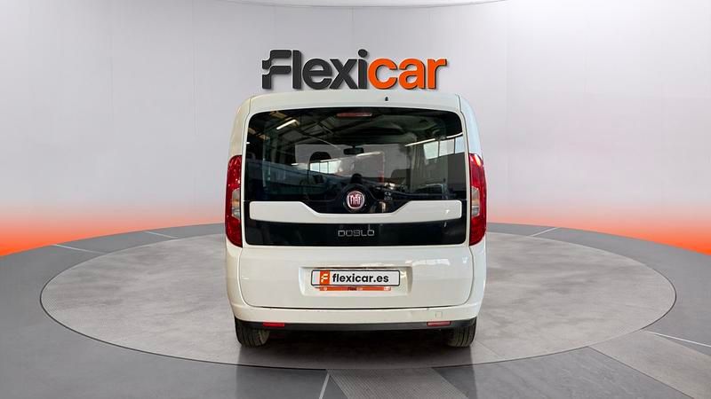 Usado Fiat Doblò Easy 95 CV (69 kW) 2016 Blanco Monovolumen