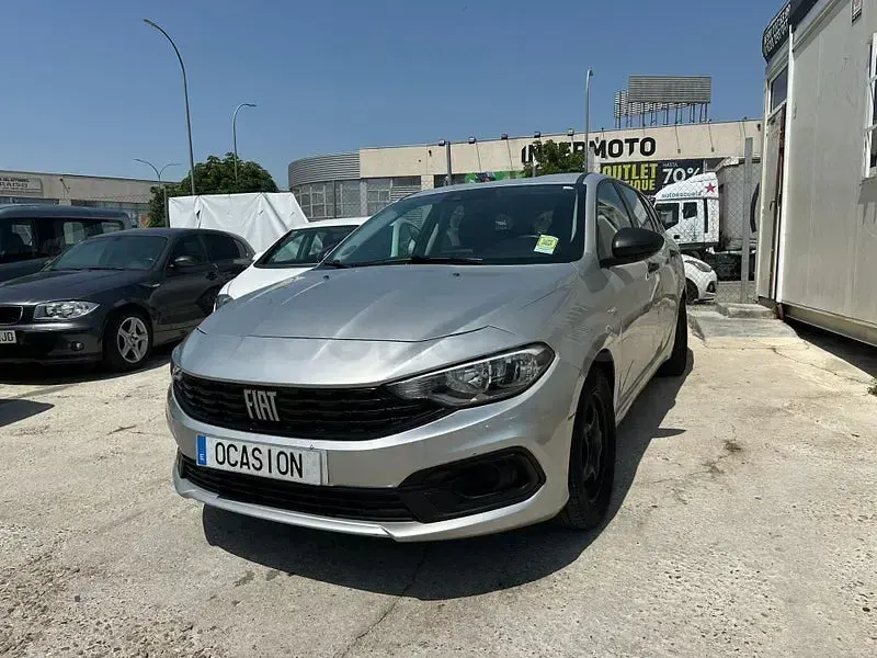 Usado Fiat Tipo 130 CV (95 kW) 2022 Gris / plata Familiar