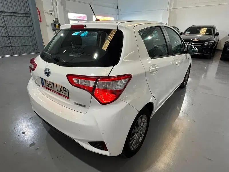 Usado Toyota Yaris Hybrid Active 100 CV (73 kW) 2020 Blanco Berlina