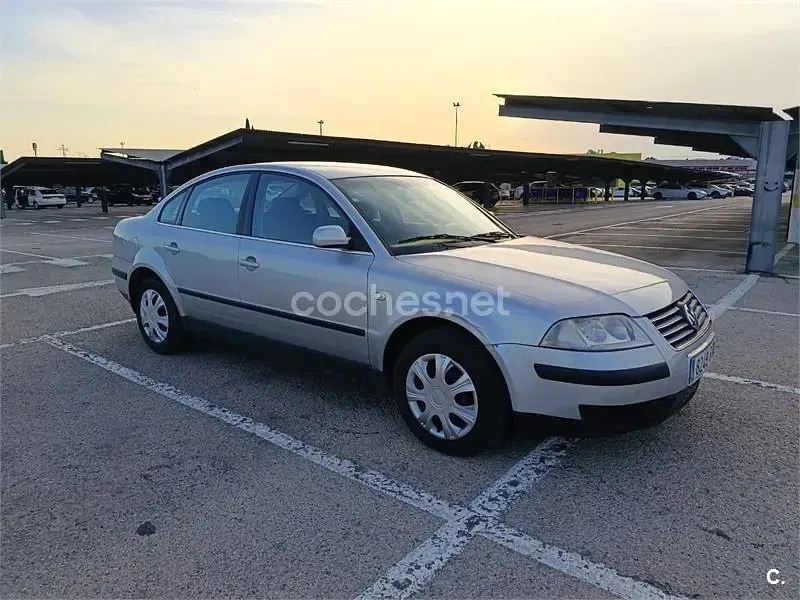 Usado VW Passat Comfortline 130 CV (95 kW) 2001 Gris / plata Berlina
