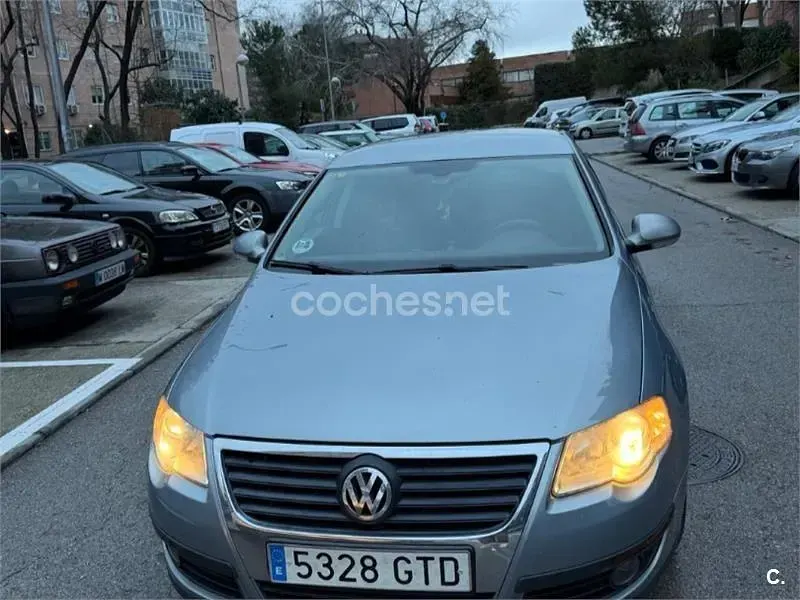 Usado VW Passat Highline 140 CV (102 kW) 2010 Gris / plata Berlina