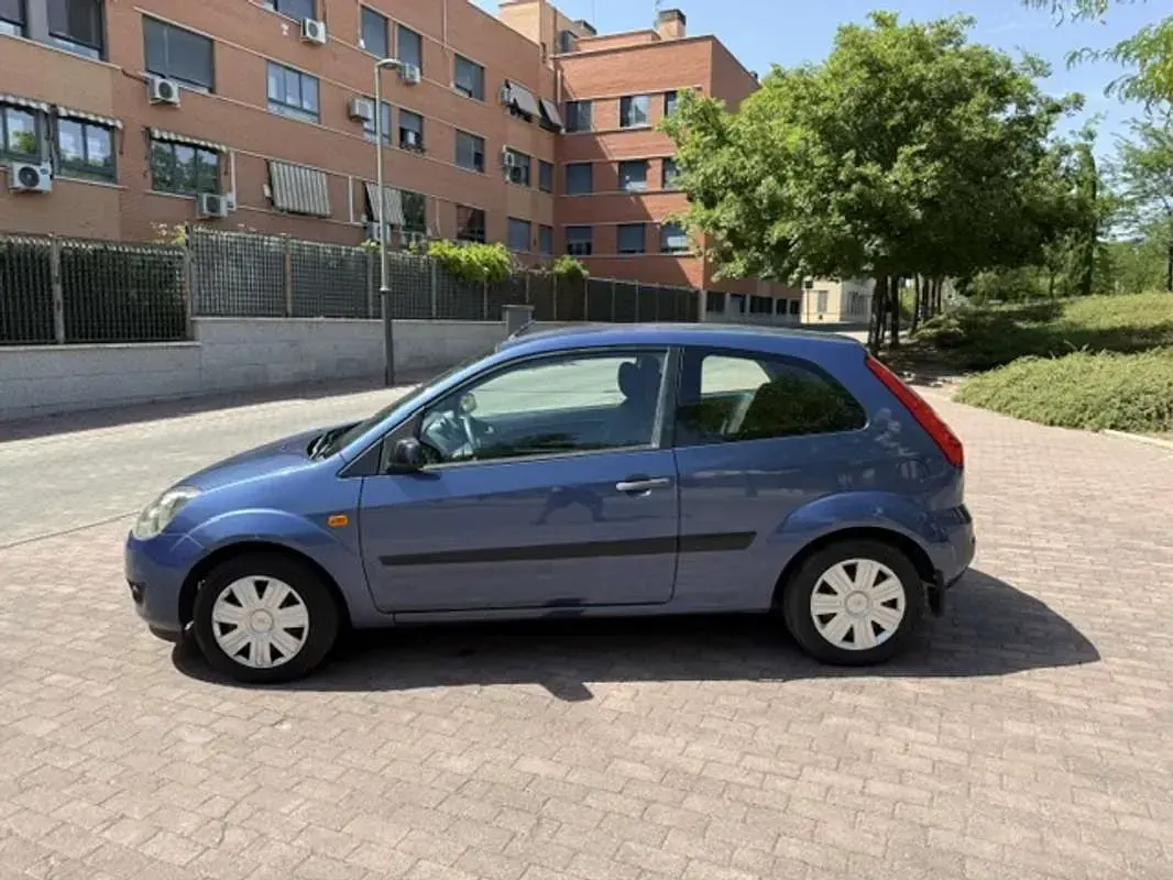 Usado Ford Fiesta Ambiente 68 CV (50 kW) 2006 Azul Utilitario