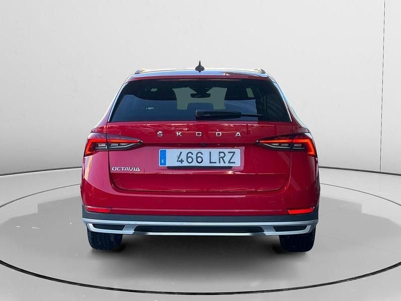 Usado Skoda Octavia Scout 150 CV (110 kW) 2021 Rojo Familiar
