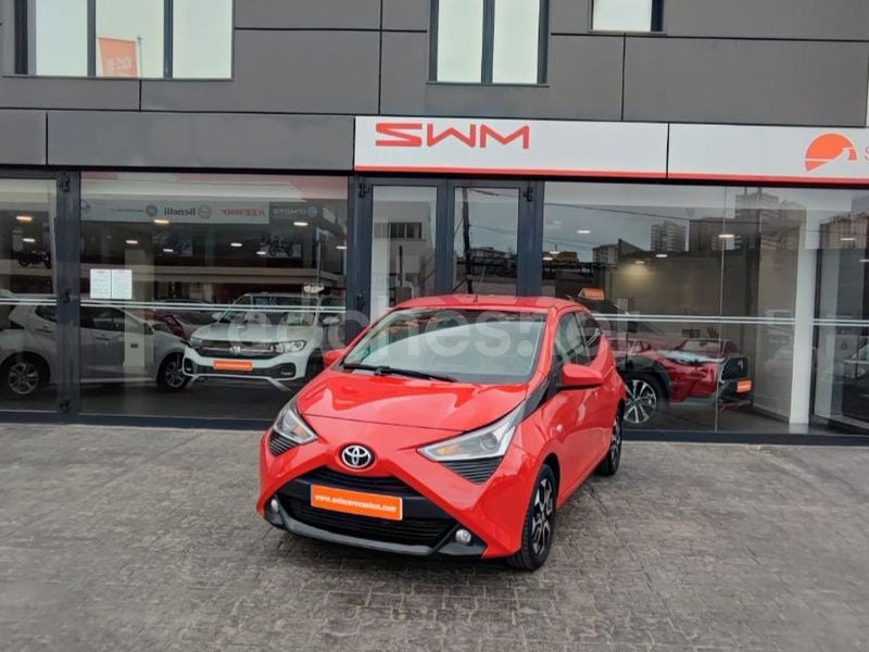 Rojo Usado 2021 Toyota Aygo X-play Utilitario | 10.500 € (Buen precio) - Imagen 1/4
