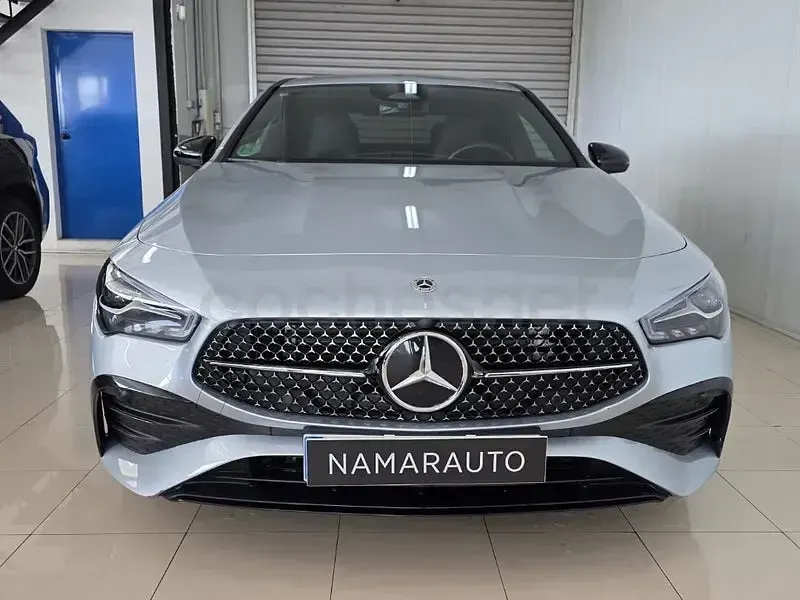 Usado Mercedes CLA220 190 CV (139 kW) 2025 Gris / plata Berlina