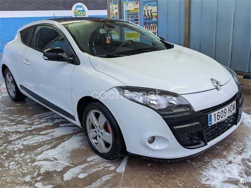 Usado Renault Mégane Dynamique 110 CV (80 kW) 2011 Blanco Berlina