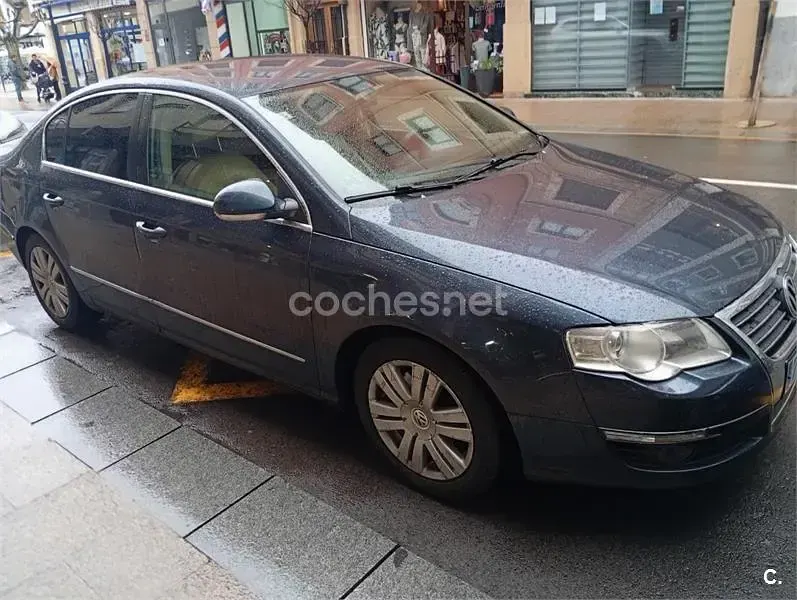 Usado VW Passat Trendline 140 CV (102 kW) 2007 Azul Berlina
