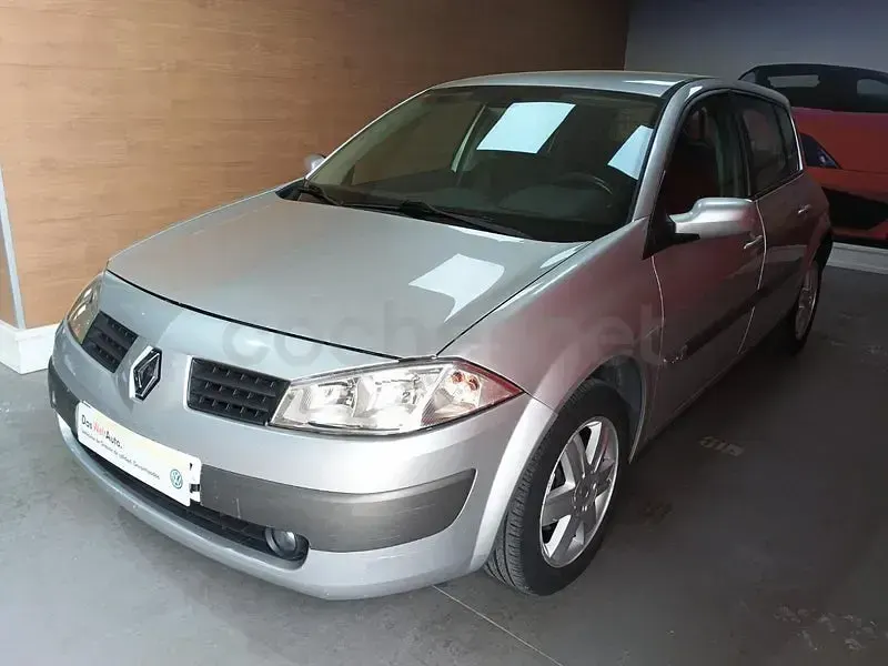 Usado Renault Mégane Dynamique 100 CV (73 kW) 2005 Gris / plata Berlina