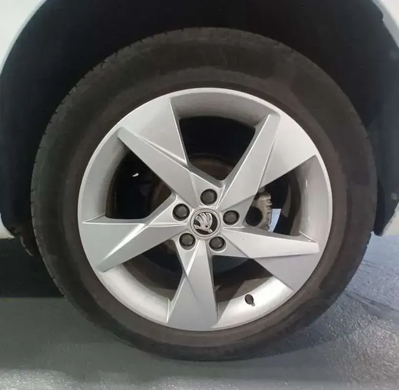 Usado Skoda Kamiq Ambition 110 CV (80 kW) 2023 Blanco SUV