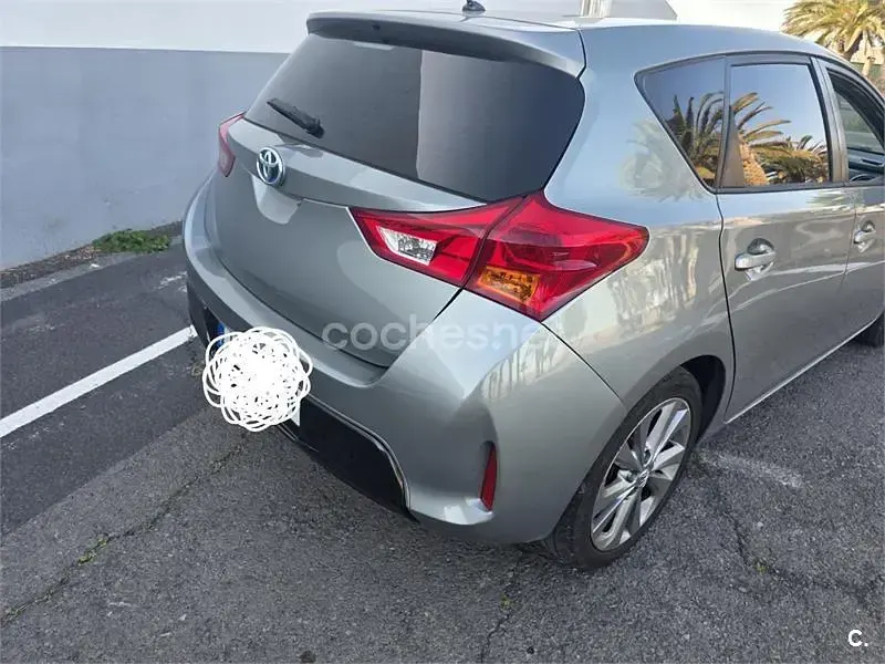Usado Toyota Auris Hybrid Advance 136 CV (100 kW) 2013 Gris / plata Berlina