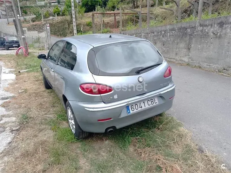 Usado Alfa Romeo 147 Progression 105 CV (77 kW) 2002 Gris / plata Utilitario