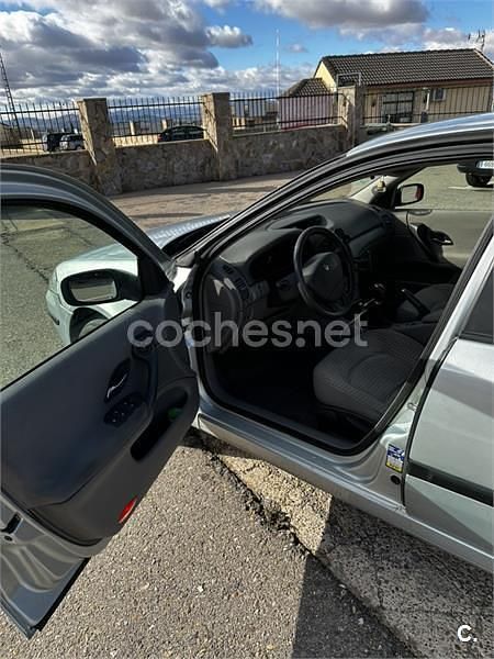 Gris / plata Usado 2003 Renault Laguna II Dynamique Berlina | 1700 € (Buen precio) - Imagen 1/3