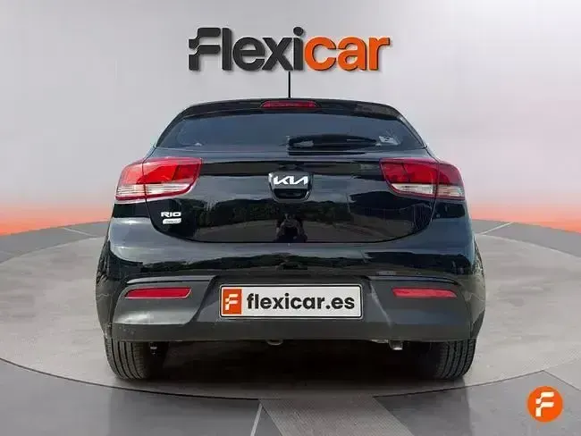 Usado Kia Rio 100 CV (73 kW) 2023 Negro Berlina