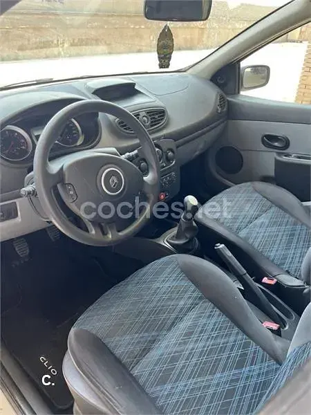 Usado Renault Clio II Authentique 70 CV (51 kW) 2006 Blanco Berlina