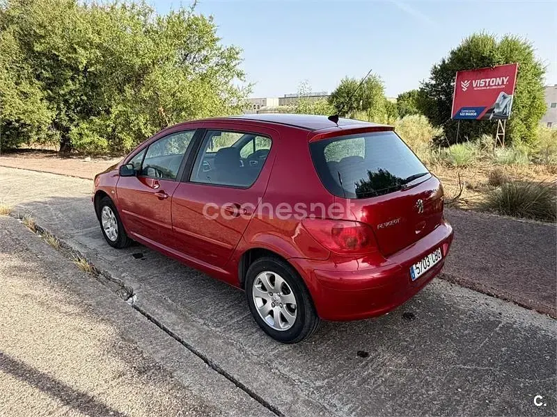 Usado Peugeot 307 110 CV (80 kW) 2002 Rojo Berlina