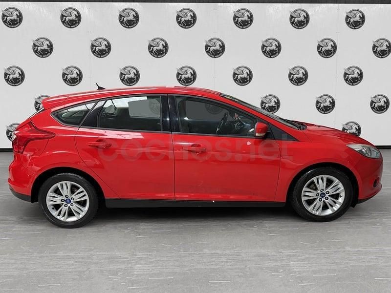 Käytetty Ford Focus Trend 100 HP (73 kW) 2013 Punainen Sedan