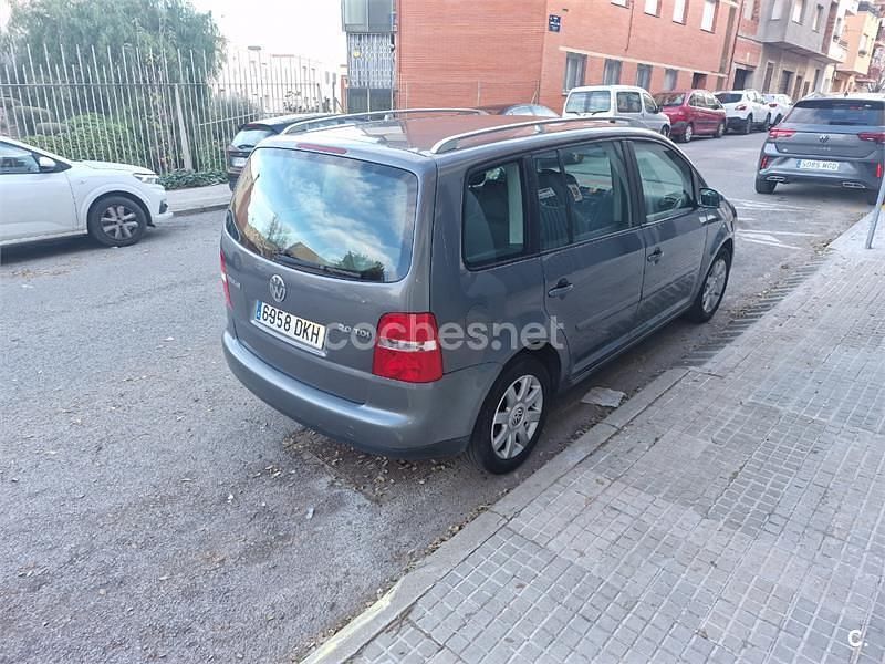 Usado VW Touran Highline 140 CV (102 kW) 2006 Gris / plata Monovolumen