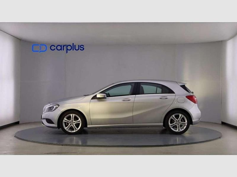 Usado Mercedes A180 Style 109 CV (80 kW) 2017 Plateado Utilitario