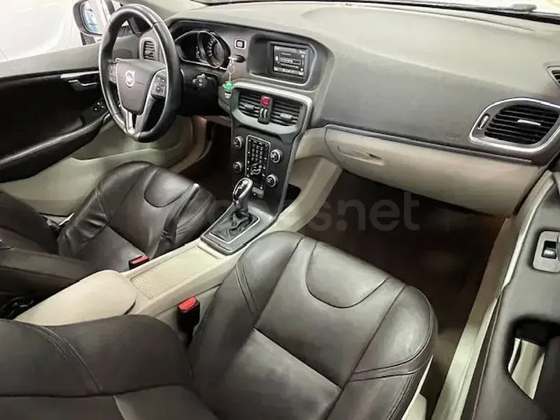 Usado Volvo V40 Momentum 190 CV (139 kW) 2014 Blanco Berlina