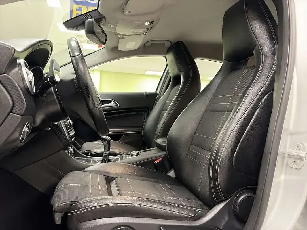 Usado Mercedes A180 Urban 122 CV (89 kW) 2016 Gris Utilitario