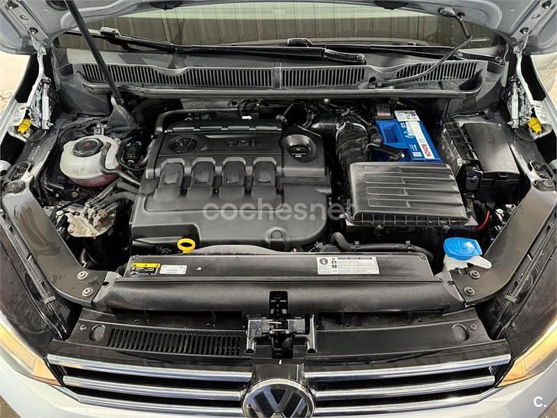 Usado VW Touran Advance 150 CV (110 kW) 2017 Gris / plata Monovolumen