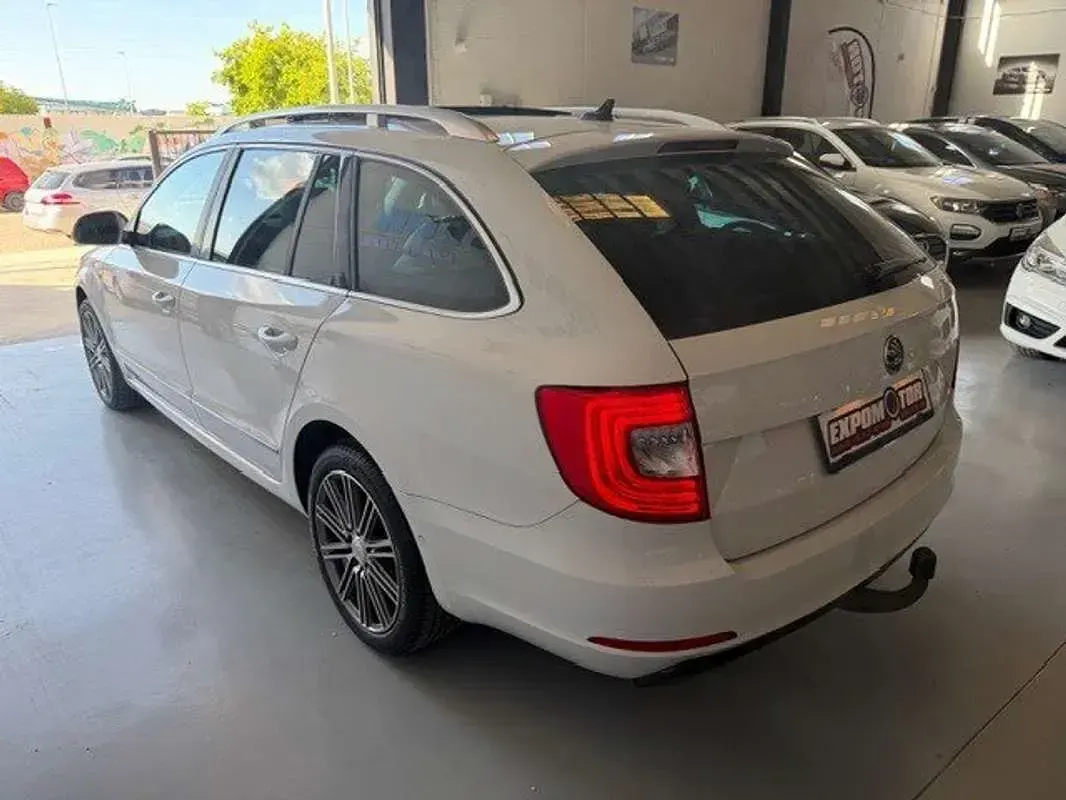 Usado Skoda Superb Active 105 CV (77 kW) 2015 Blanco Berlina