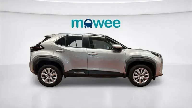 Usado Toyota Yaris Cross Business Edition 116 CV (85 kW) 2024 Gris / plata SUV