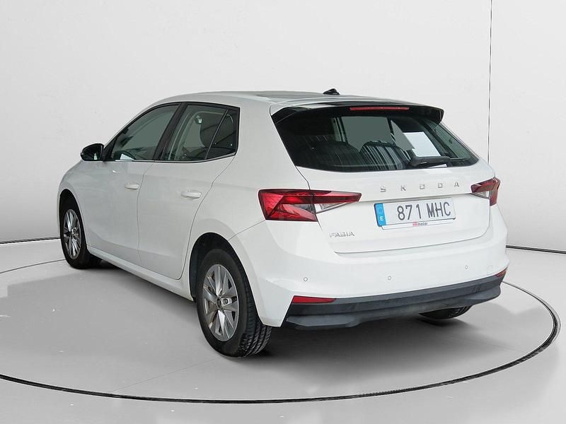 Usado Skoda Fabia Ambition 95 CV (69 kW) 2022 Gris Utilitario