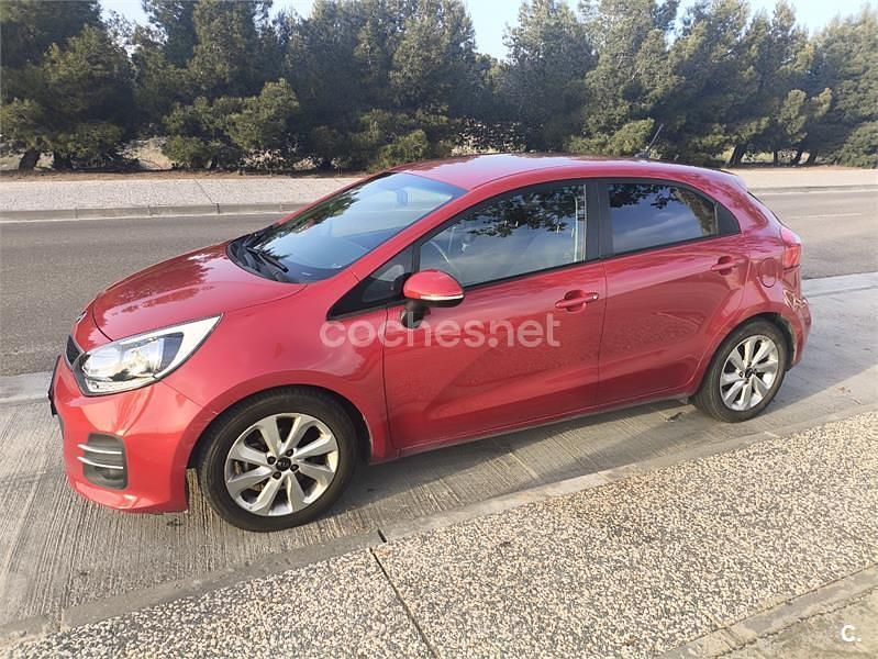 Usado Kia Rio 84 CV (61 kW) 2015 Rojo Berlina