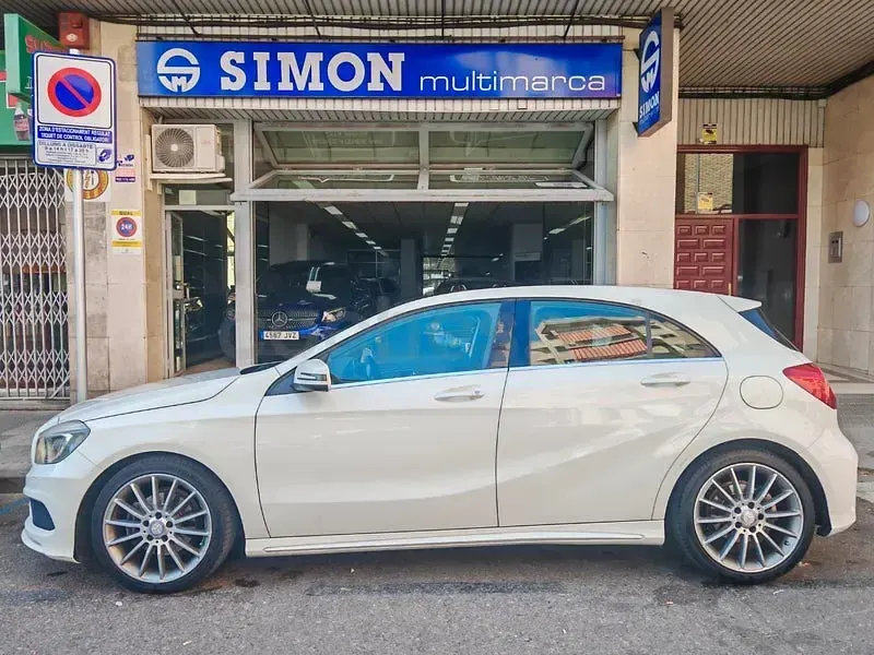 Usado Mercedes A180 AMG line 109 CV (80 kW) 2014 Blanco Utilitario