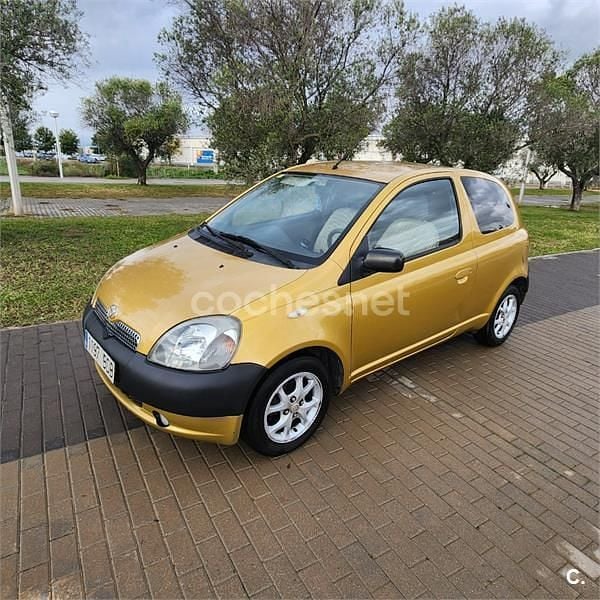 Usado Toyota Yaris Sol 68 CV (50 kW) 1999 Amarillo Berlina