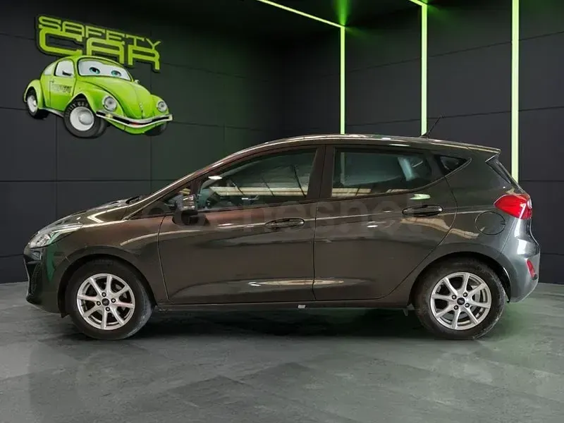 Usado Ford Fiesta Trend 85 CV (62 kW) 2018 Gris / plata Utilitario