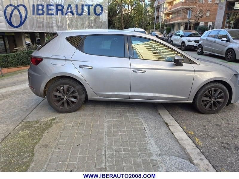 Usado Seat Leon Style 116 CV (85 kW) 2019 Gris / plata Berlina