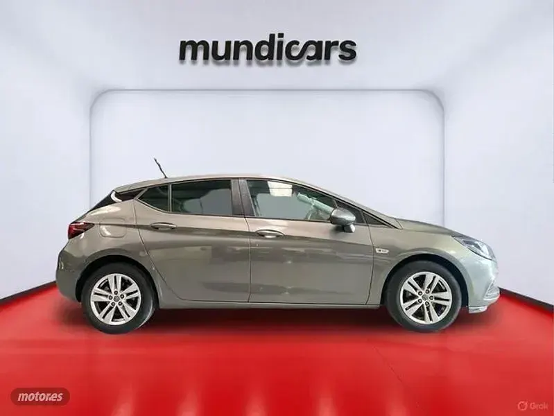 Usado Opel Astra Dynamic 125 CV (91 kW) 2018 Gris / plata Berlina