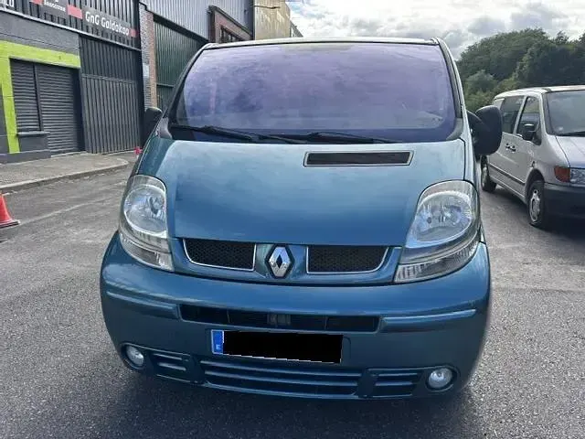 Usado Renault Trafic Privilege 140 CV (102 kW) 2005 Gris Monovolumen