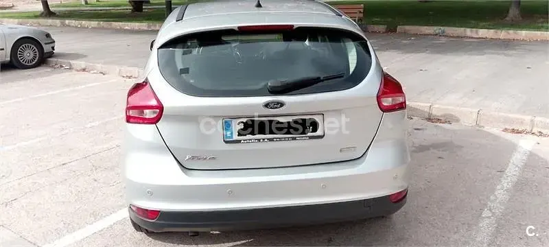 Usado Ford Focus Trend 125 CV (91 kW) 2016 Gris / plata Berlina