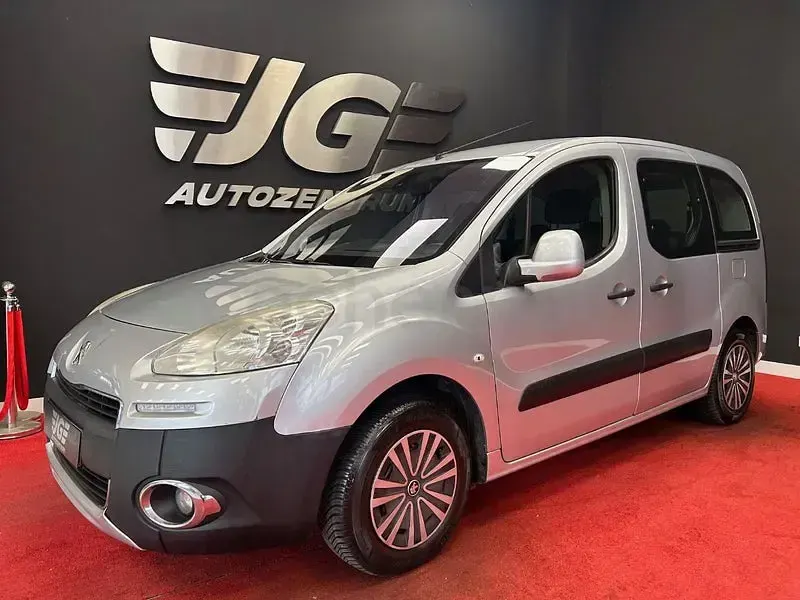 Usado Peugeot Partner Tepee Outdoor 115 CV (84 kW) 2014 Gris / plata Monovolumen