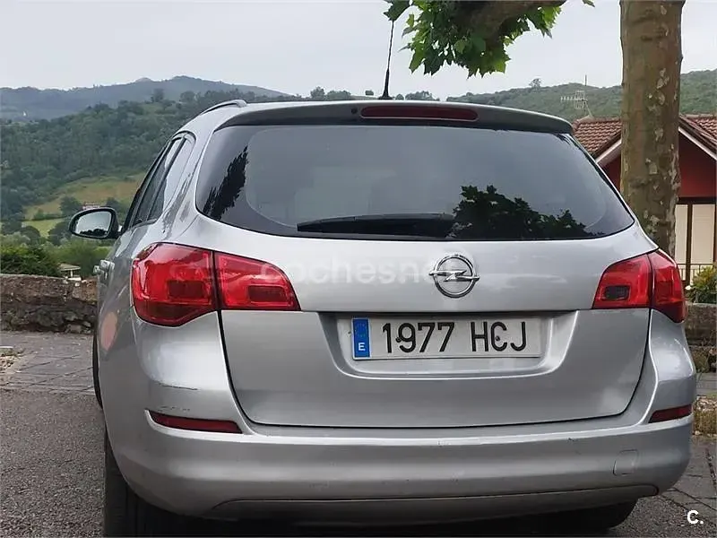 Usado Opel Astra Sport 110 CV (80 kW) 2011 Gris / plata Familiar