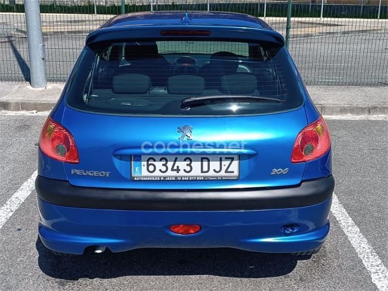 Usado Peugeot 206 75 CV (55 kW) 2004 Azul Berlina