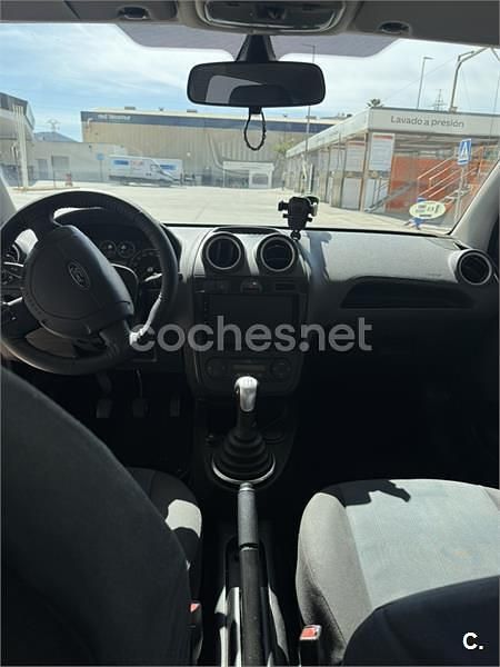 Usado Ford Fiesta Ambiente 68 CV (50 kW) 2006 Negro Utilitario