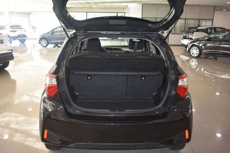 Usado Toyota Yaris Hybrid Active 99 CV (72 kW) 2018 Negro Utilitario