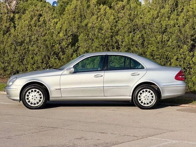 Usado Mercedes E320 Elegance 224 CV (164 kW) 2004 Gris / plata Berlina