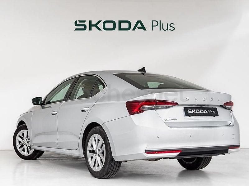 Usado Skoda Octavia Selection 116 CV (85 kW) 2024 Gris plata Berlina