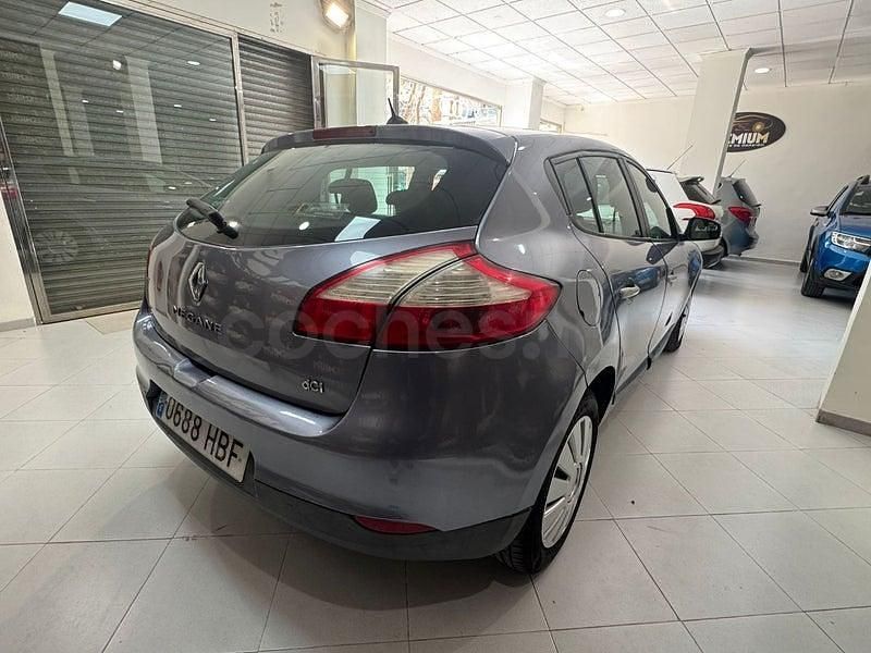 Usado Renault Mégane Dynamique 110 CV (80 kW) 2011 Gris / plata Berlina