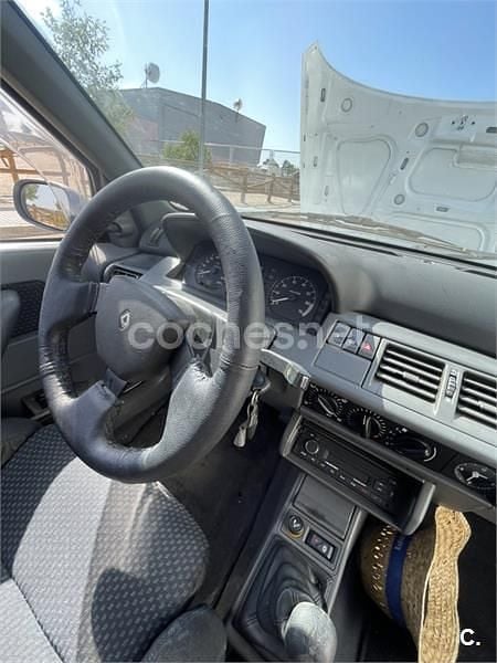Usado Renault Clio 80 CV (58 kW) 1995 Blanco Berlina