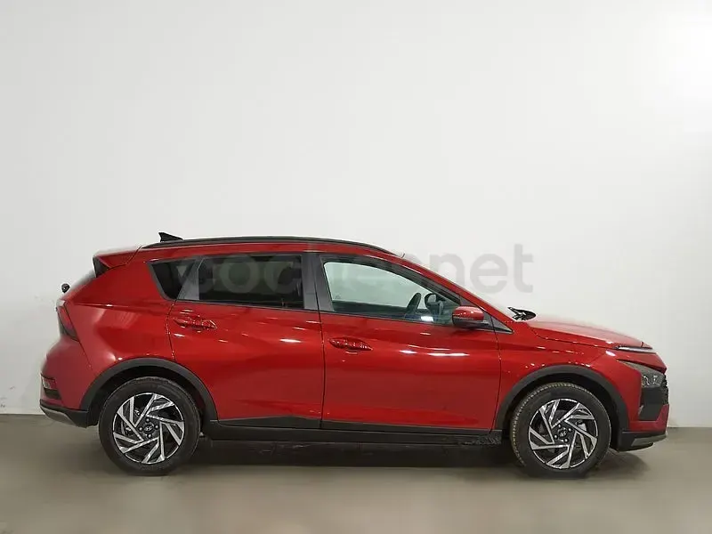 Usado Hyundai Bayon 100 CV (73 kW) 2024 Granate SUV